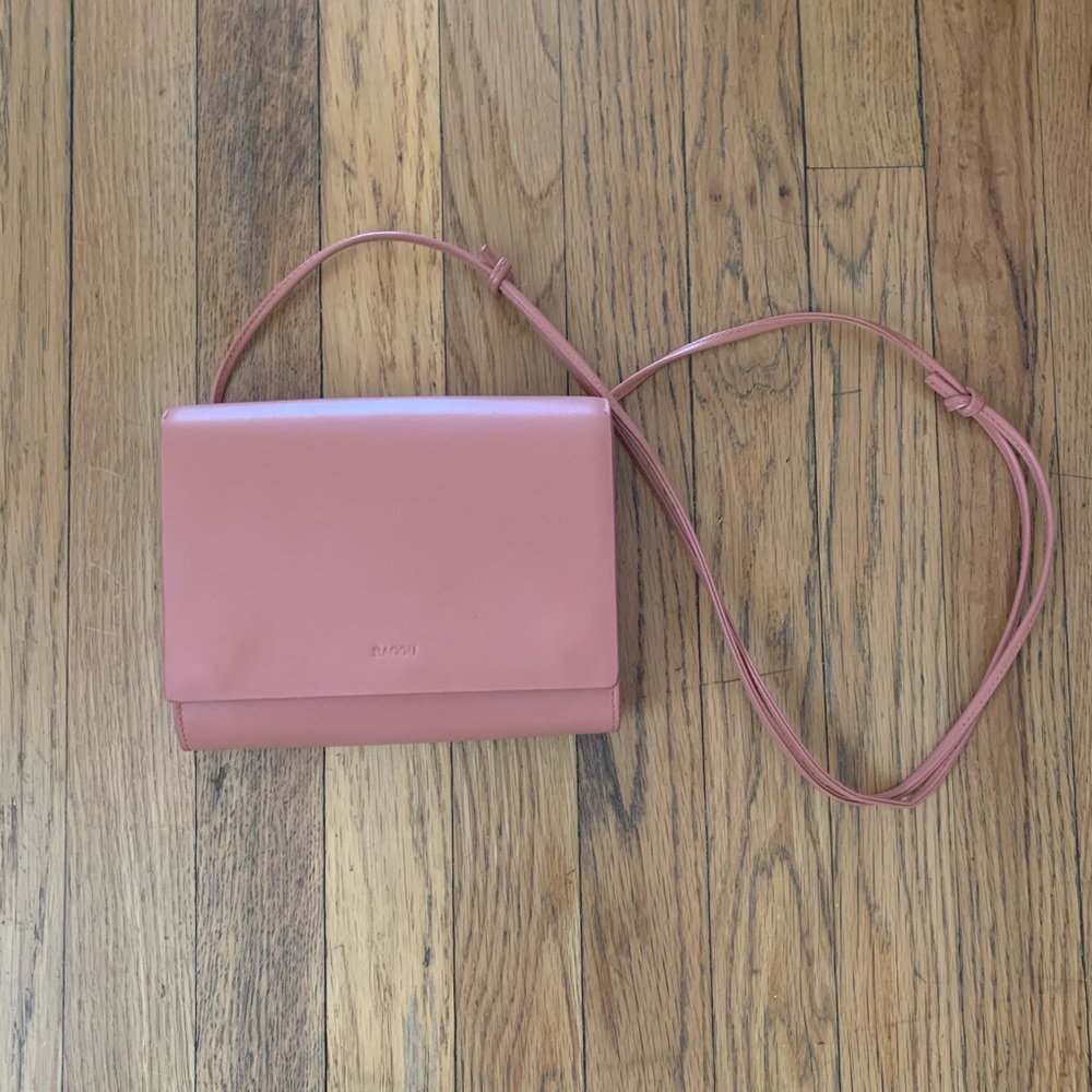 BAGGU compact crossbody